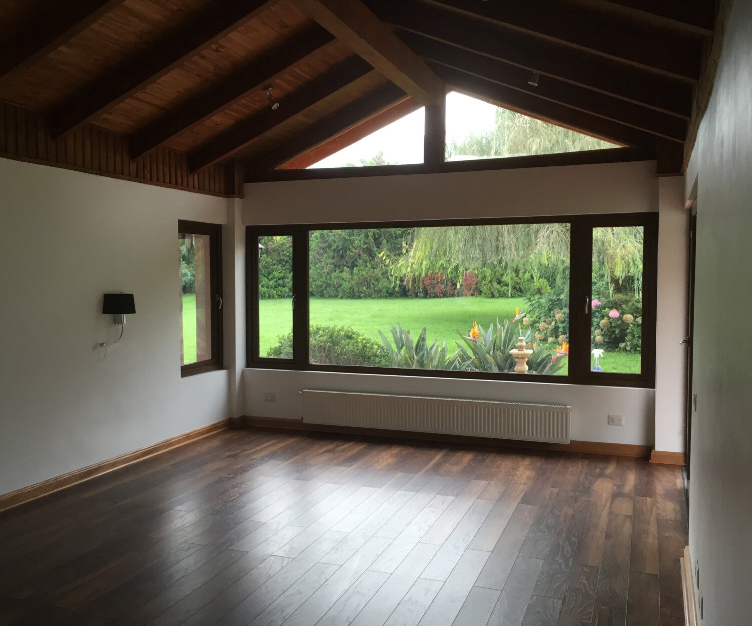 Living de Casa Mallarauco con cielo abovedado de madera machihembrada