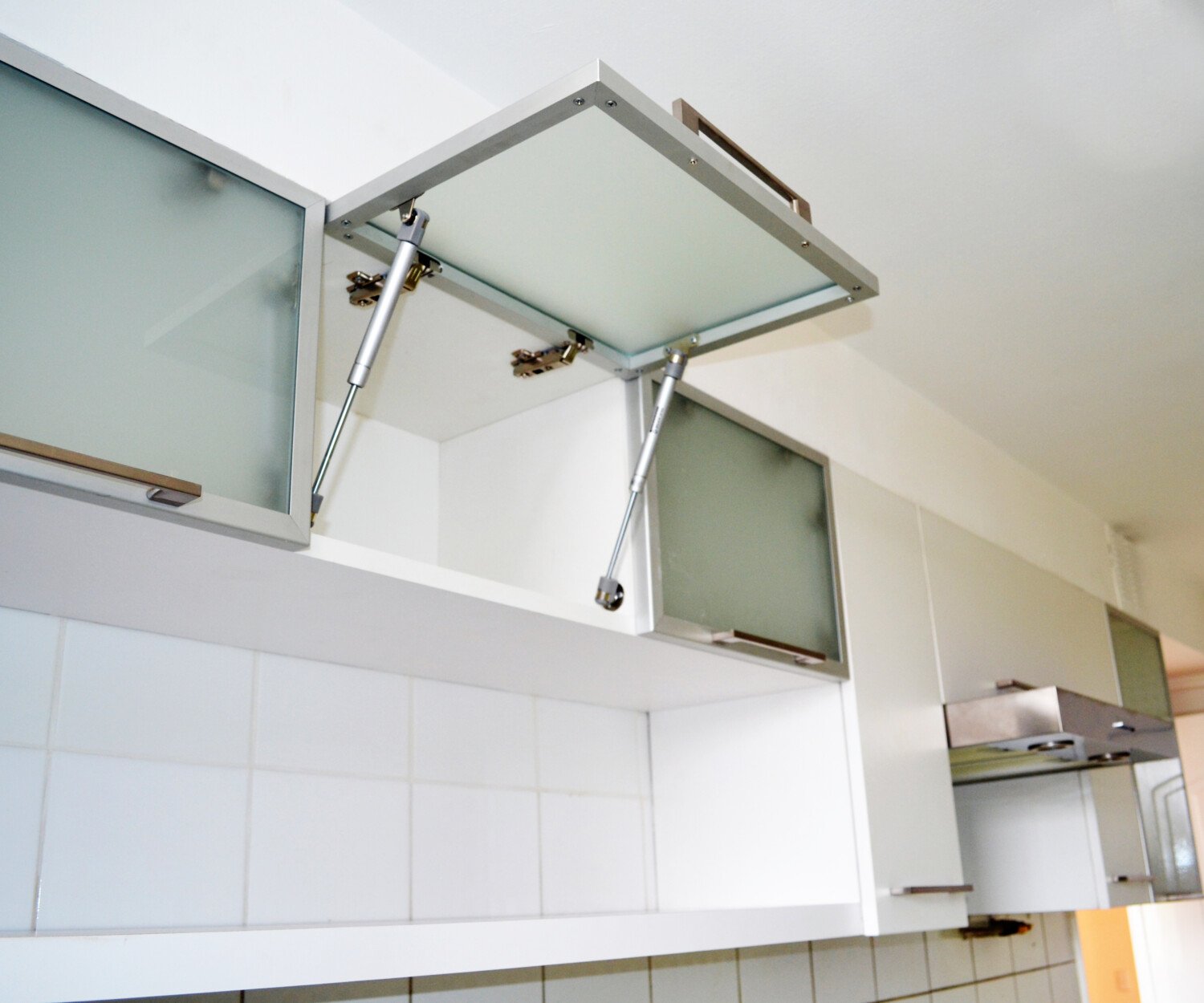 Cocina de Departamento Córdova con cubierta verde lima y muebles blancos