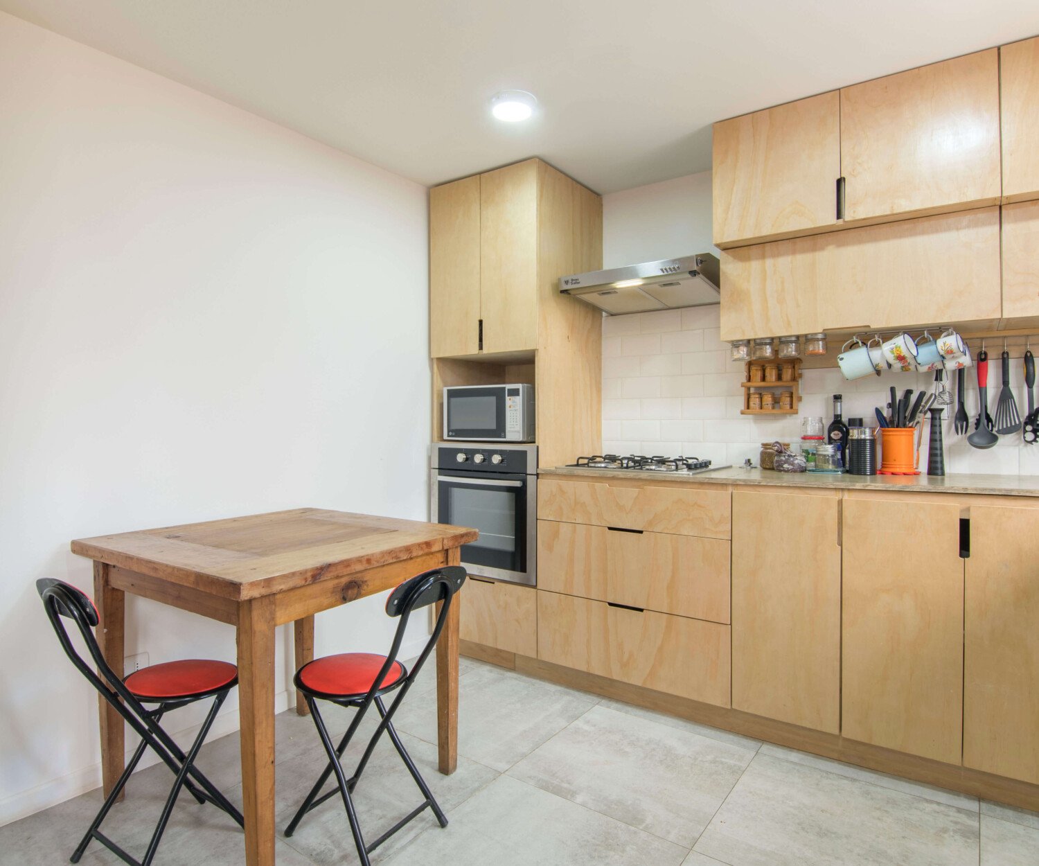 Escalera de doble altura de Casa Valderrama con peldaños de madera flotantes