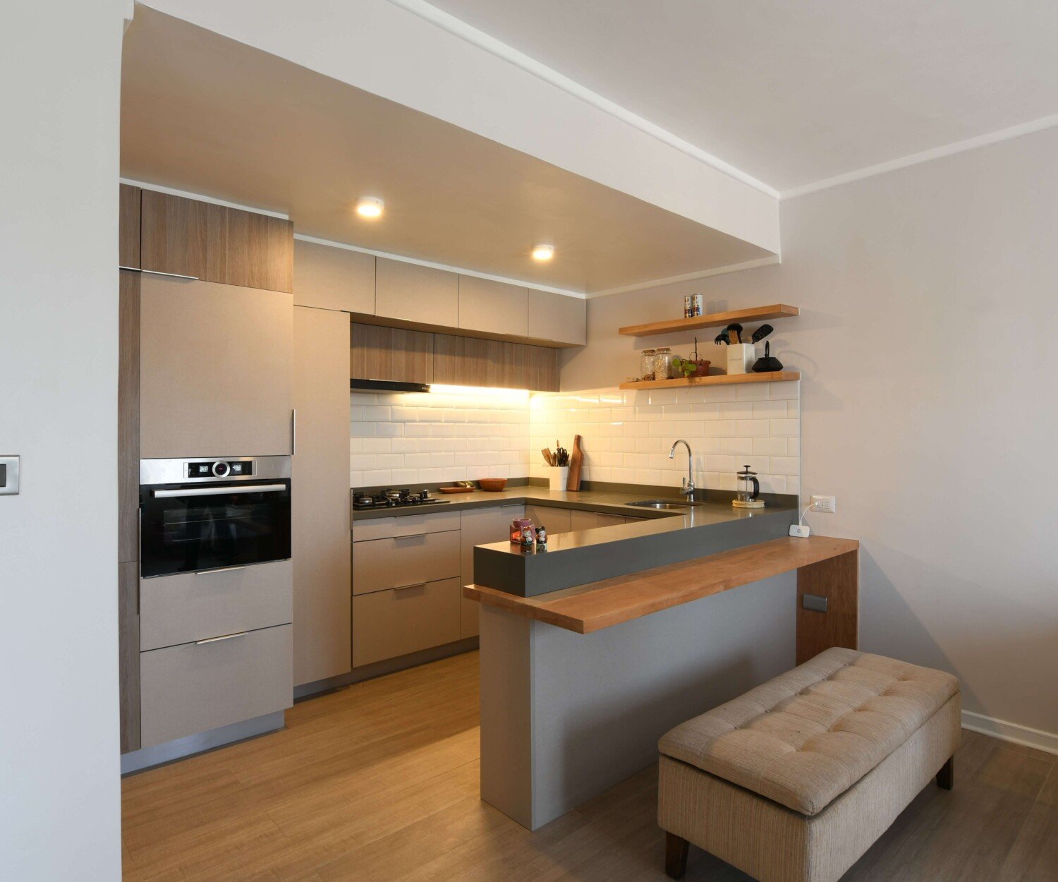 Barra de cocina de Departamento Donoso que conecta con el living