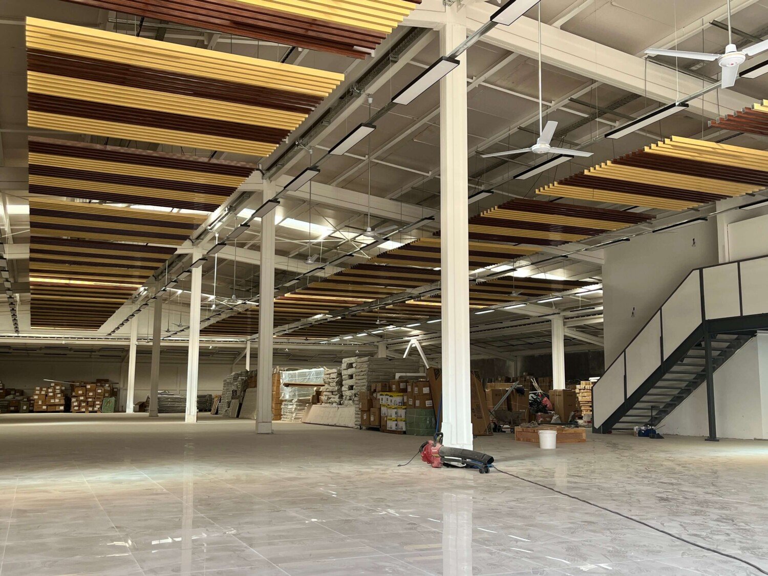 Interior de Bodegas Tao Bao con cielo de listones de madera y estructura metálica
