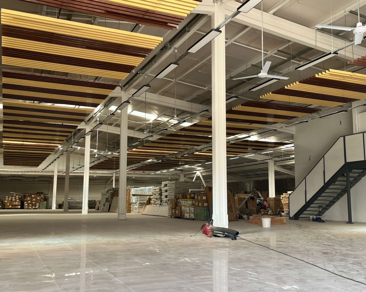 Interior de Bodegas Tao Bao con cielo de listones de madera y estructura metálica