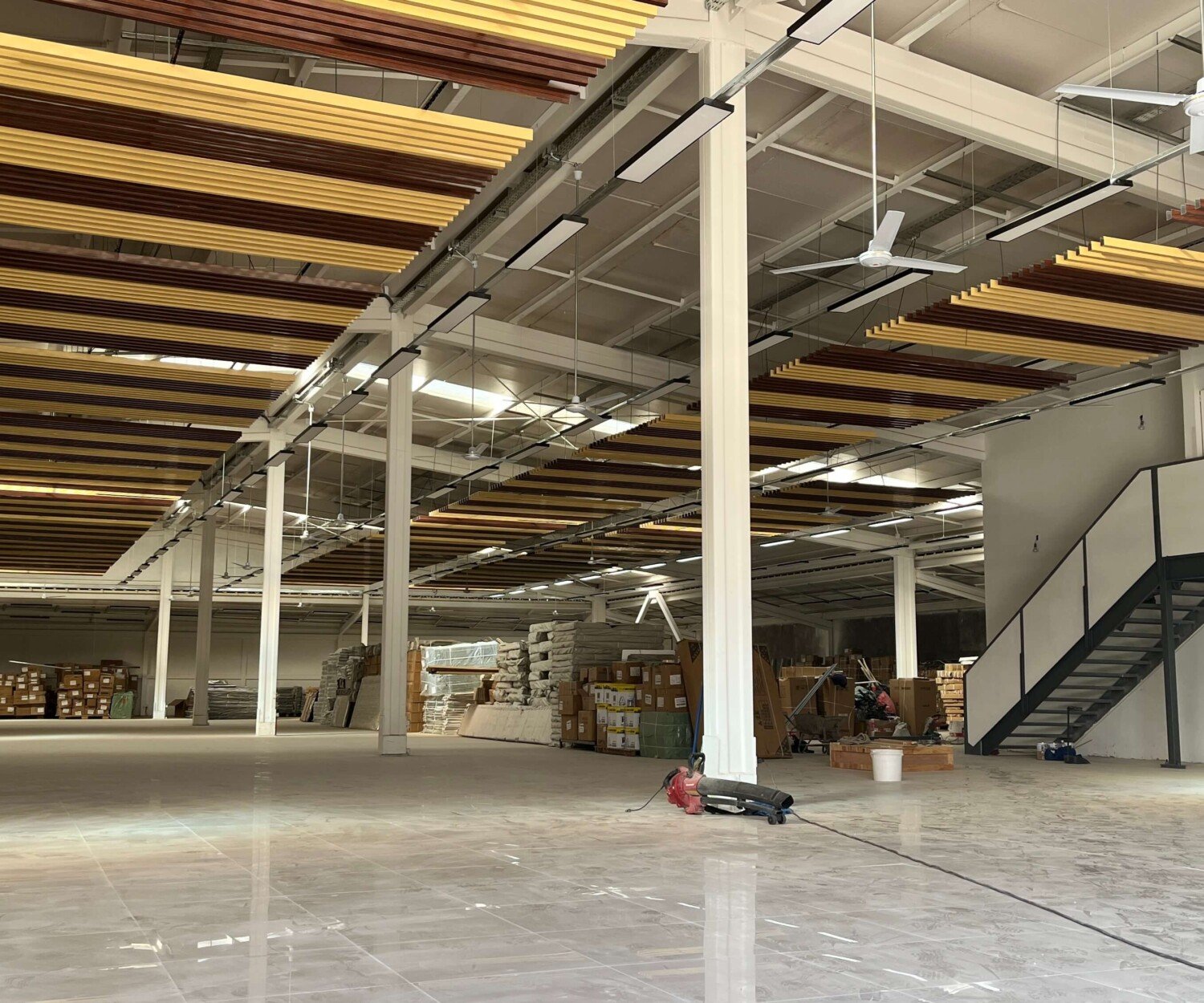 Interior de Bodegas Tao Bao con cielo de listones de madera y estructura metálica