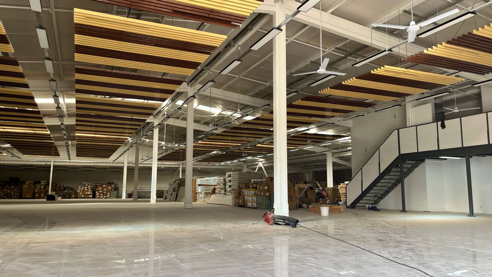 Interior de Bodegas Tao Bao con cielo de listones de madera y estructura metálica