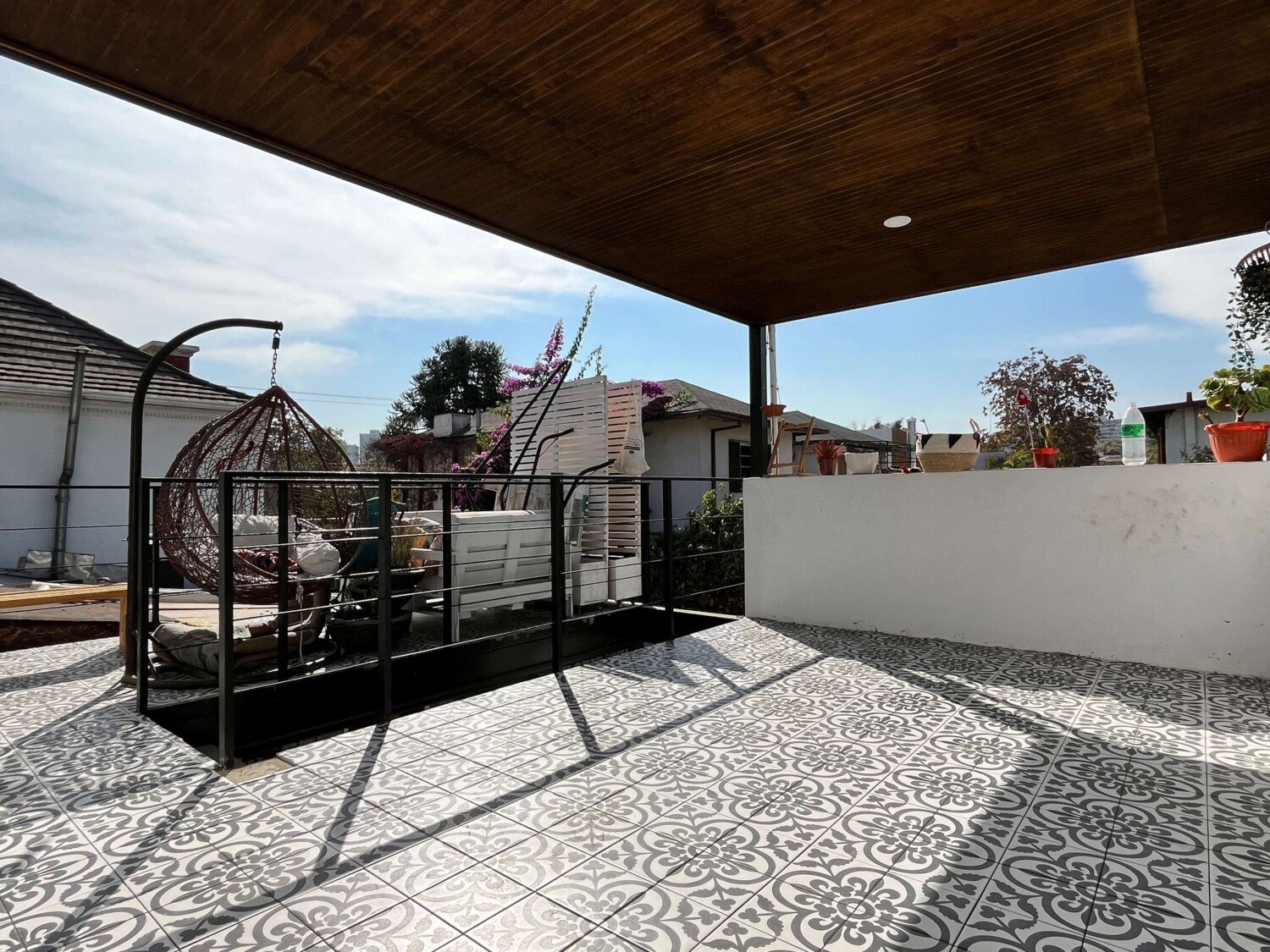 Patio de Casa Fernández con piscina de bordes curvos y terraza volada