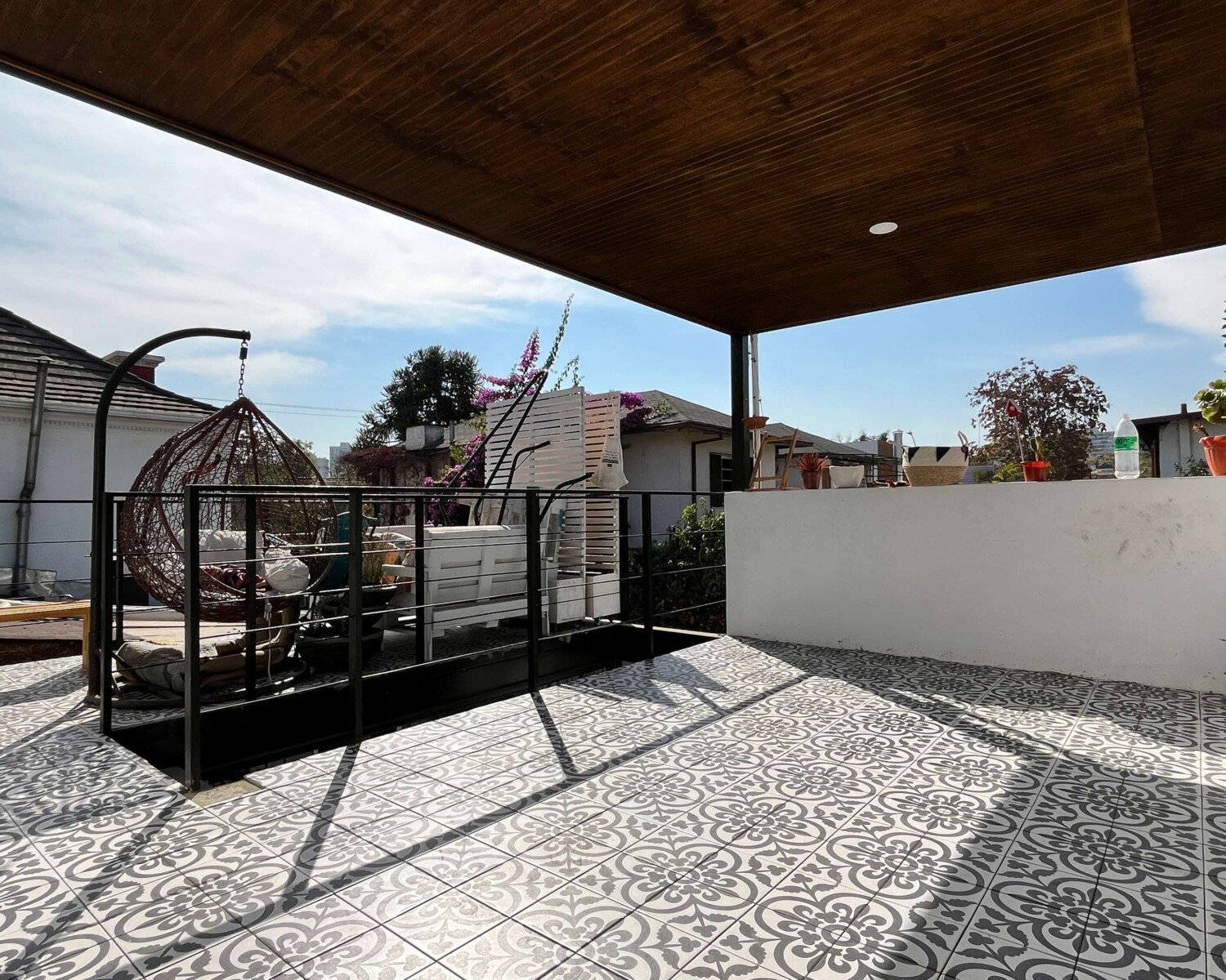 Patio de Casa Fernández con piscina de bordes curvos y terraza volada