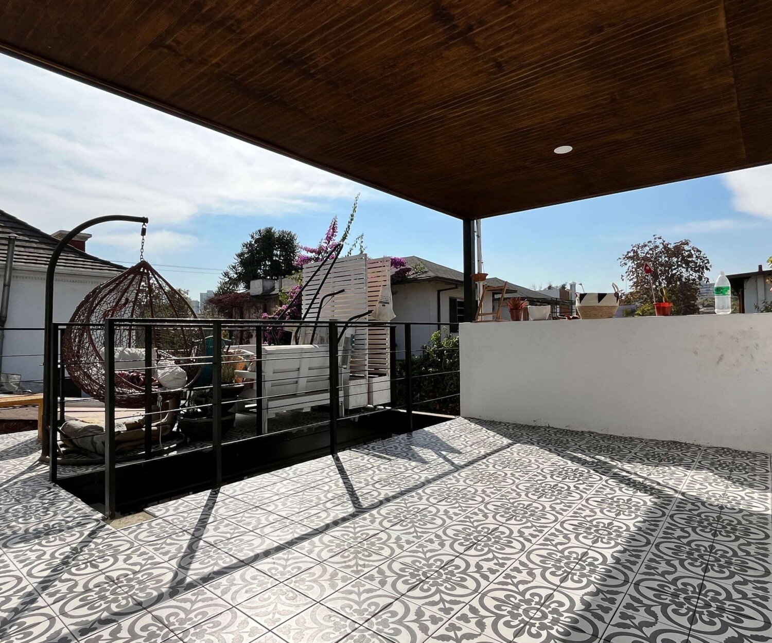 Patio de Casa Fernández con piscina de bordes curvos y terraza volada