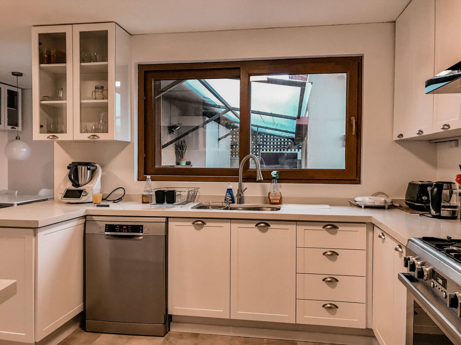 Living de Casa Solanes con repisas flotantes y mueble con herrajes dorados