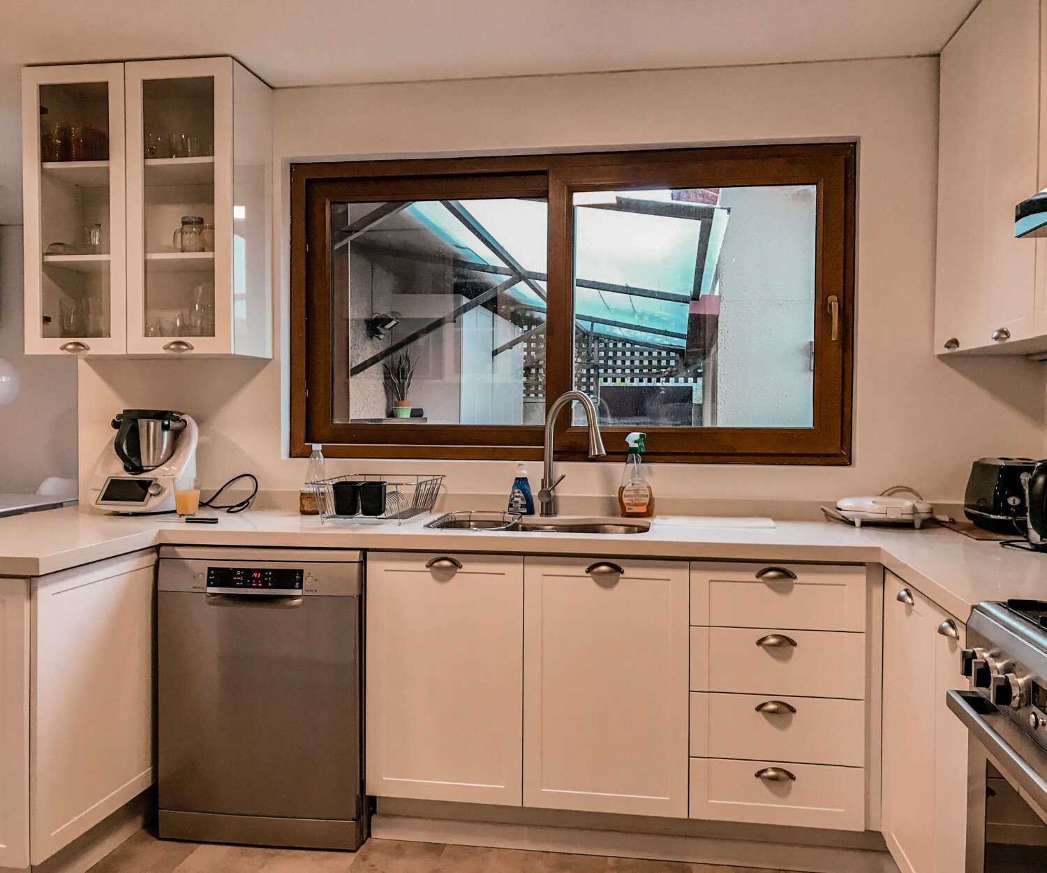 Living de Casa Solanes con repisas flotantes y mueble con herrajes dorados