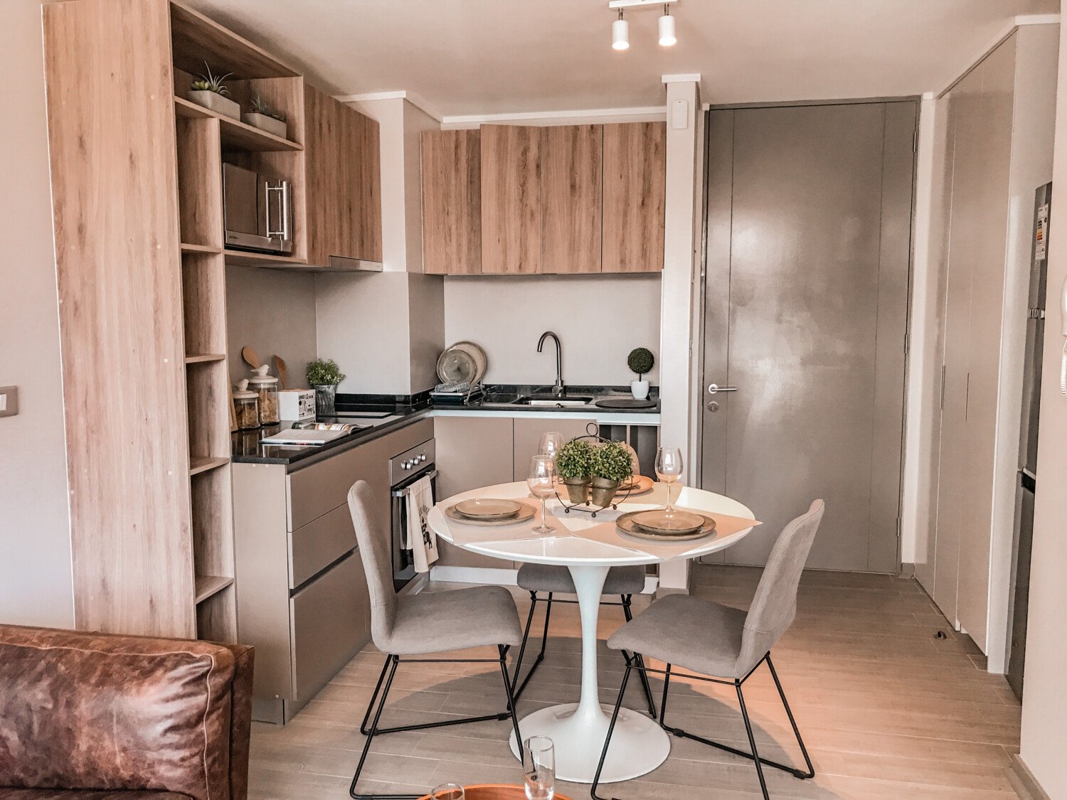 Living y cocina del departamento piloto Aconcagua
