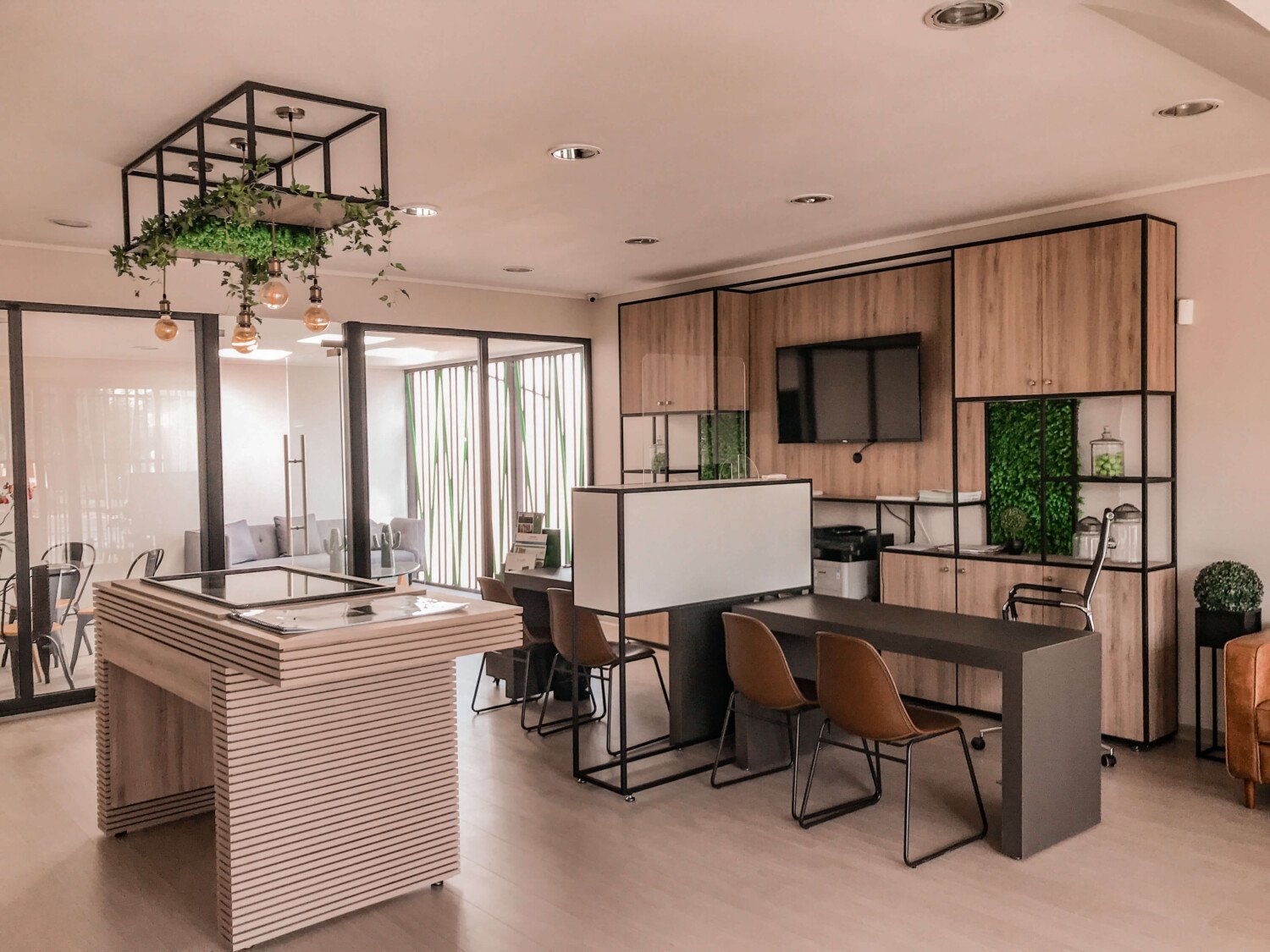 Sala de ventas Aconcagua con ventanales de piso a techo y celosías de madera