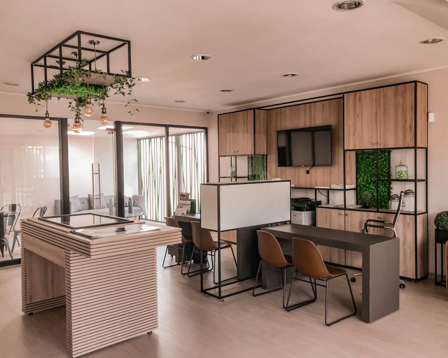 Sala de ventas Aconcagua con ventanales de piso a techo y celosías de madera