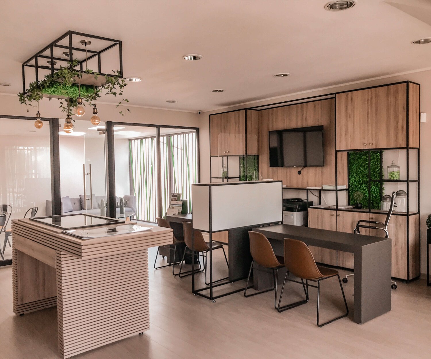 Sala de ventas Aconcagua con ventanales de piso a techo y celosías de madera